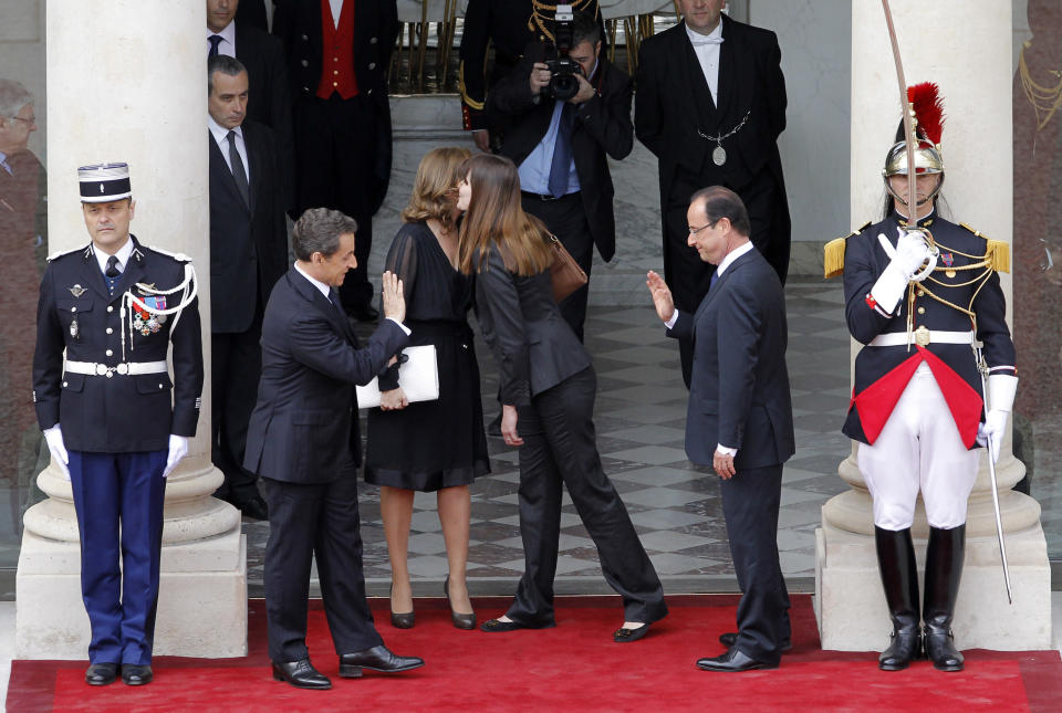 Valérie Trierweiler et François Hollande saluent Carla Bruni-Sarkozy et Nicolas Sarkozy avant leur départ, sur le parvis de l'Elysée. AFP