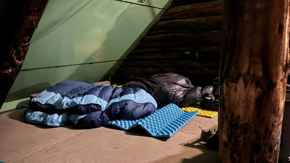 夫妻倆將登山物品留在圓峰山屋，山友說等了兩夜都沒有等到他倆返回山屋。翻攝臉書