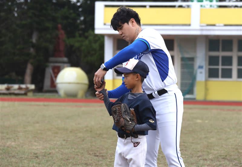 富邦悍將球星陳鴻文指導小球員。（圖／富邦悍將提供）