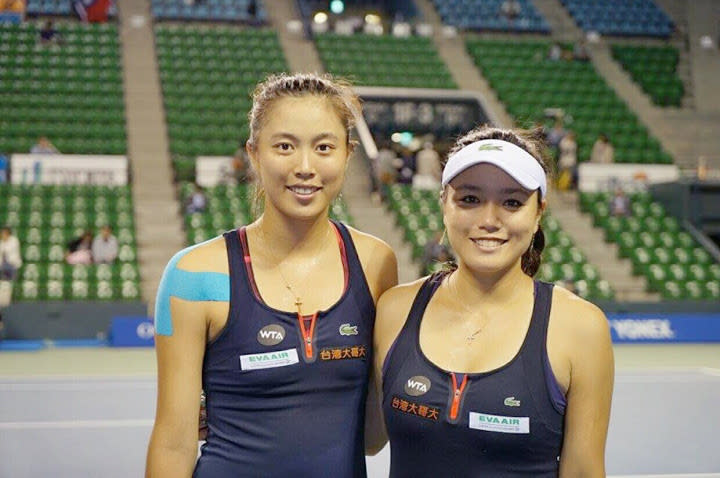 印地安泉網賽女雙賽事繼昨天(14日)頭號種子Martina Hingis/Sania Mirza遭淘汰後，第2種子台灣詹詠然/詹皓晴姊妹檔，也在今天以6比7（3）、3比6不敵美國Bethanie Mattek-Sands/Coco Vandeweghe的組合，無緣晉級8強。