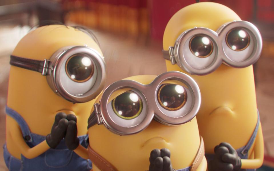 Kleine gelbe Diener des Bösen: Die Minions suchen einen neuen Boss und bitten Gru, sie zu adoptieren. (Bild: Universal Pictures)