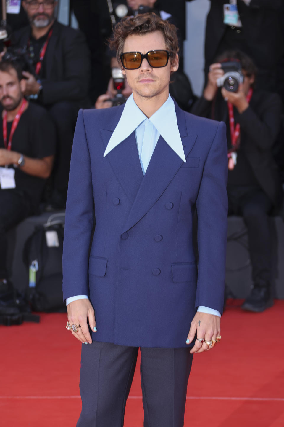 Harry Styles posa a su llegada al estreno de “Don't Worry Darling” en la 79a edición del Festival de Cine de Venecia en Venecia, Italia, el 5 de septiembre de 2022. (Foto Joel C Ryan/Invision/AP)