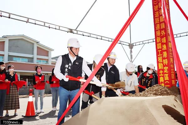 外埔漁港新闢連接道路工程動土完工後可望帶來更多人潮。（記者江乾松攝）