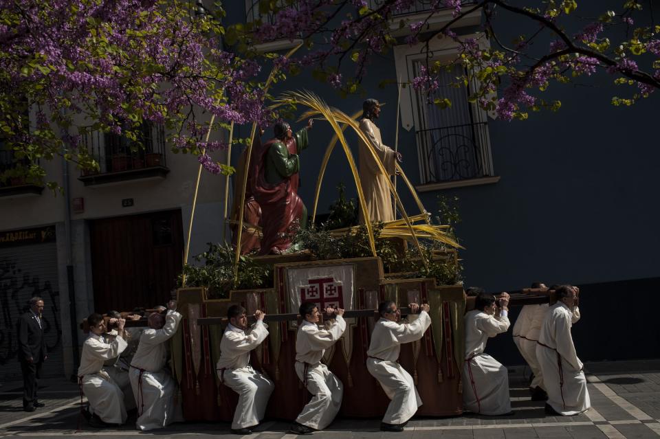 Penitents take part in a procession during Palm Sunday, prior to Spain Holy Week, in Pamplona, northern Spain, Sunday April 13, 2014. Spain's devoted Catholics take part in a lot of religious ceremonies during Holy Week. (AP Photo/Alvaro Barrientos)