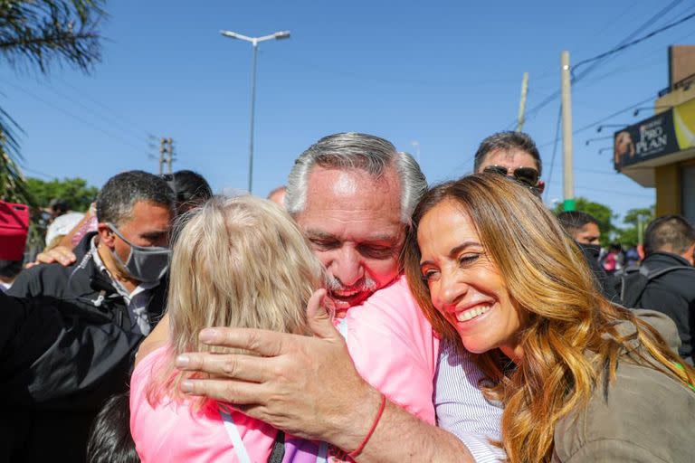 Alberto Fernández y Victoria Tolosa Paz con Mario Ishii en José C. Paz