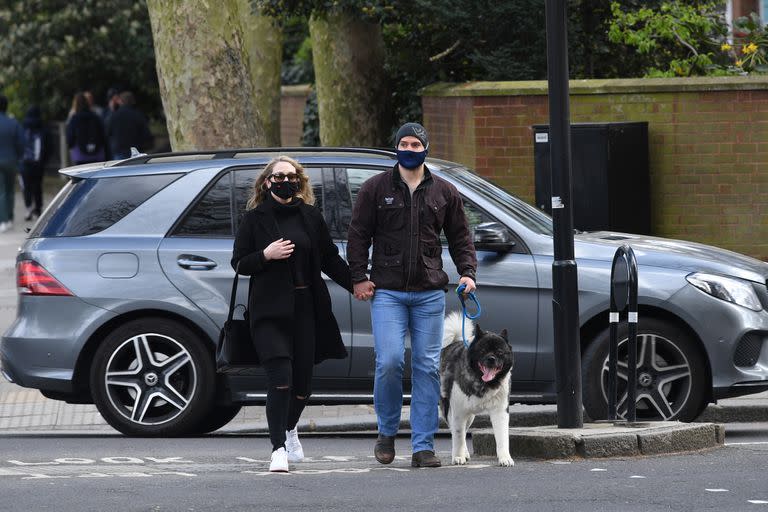 Henry Cavill junto a su nueva novia,  Danielle Beausoleil, pasearon a su perro por las calles de Londres