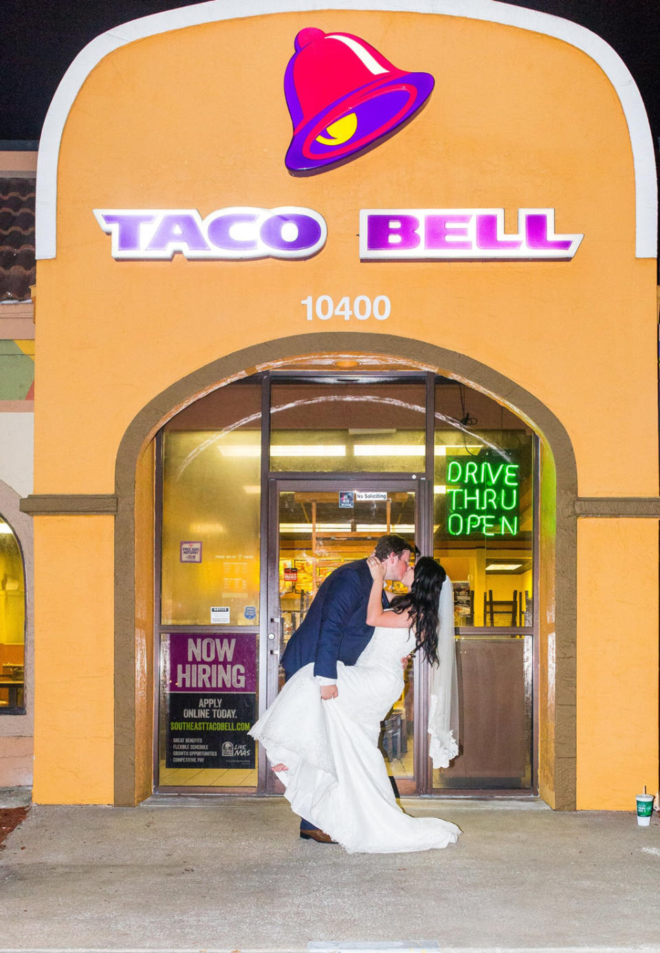 This bride and groom really love Taco Bell. (Photo: Nikki B Photography)