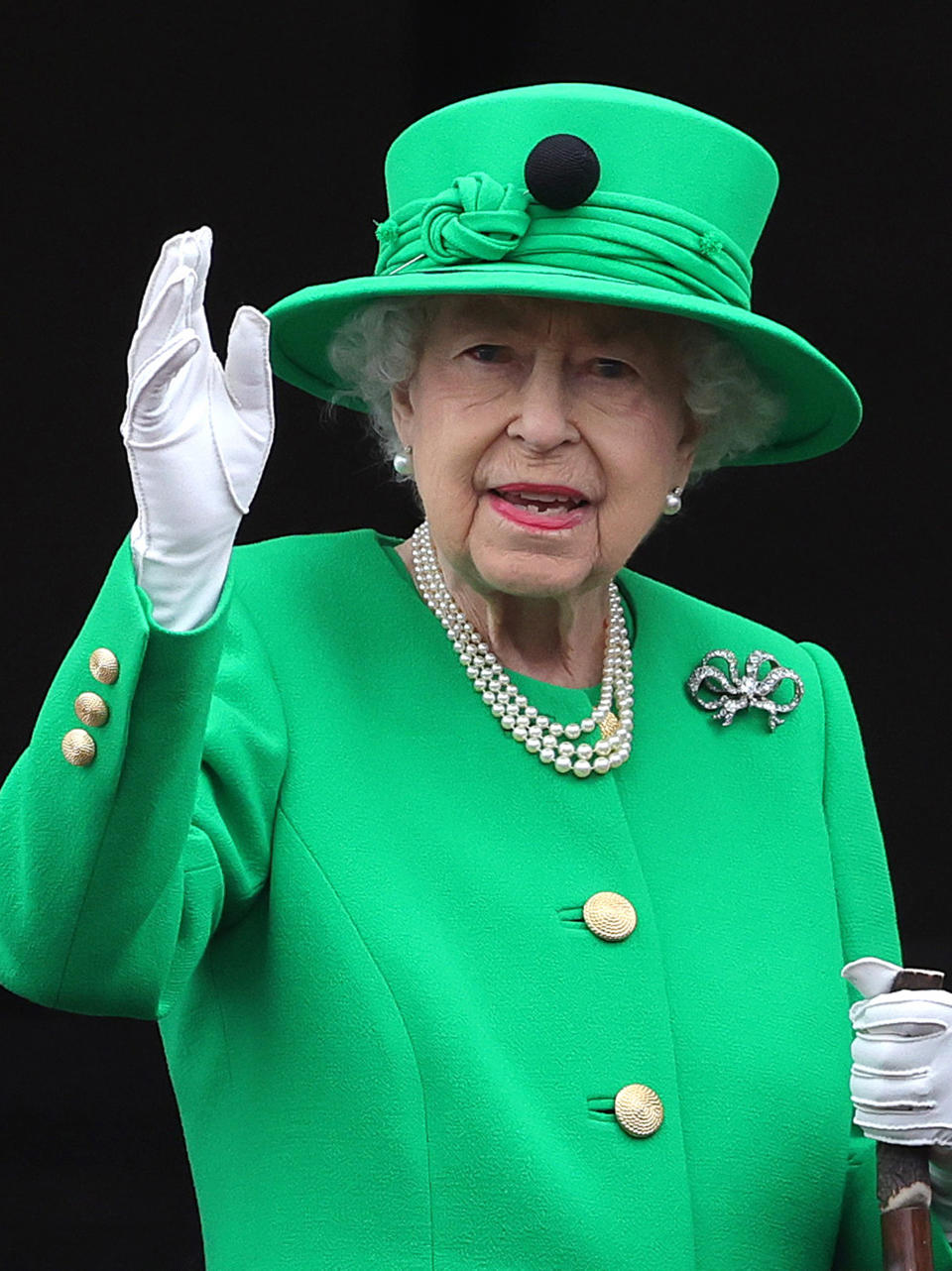 La reina aparece en el balcón del Palacio de Buckingham al final del espectáculo del Jubileo de Platino. (PA)