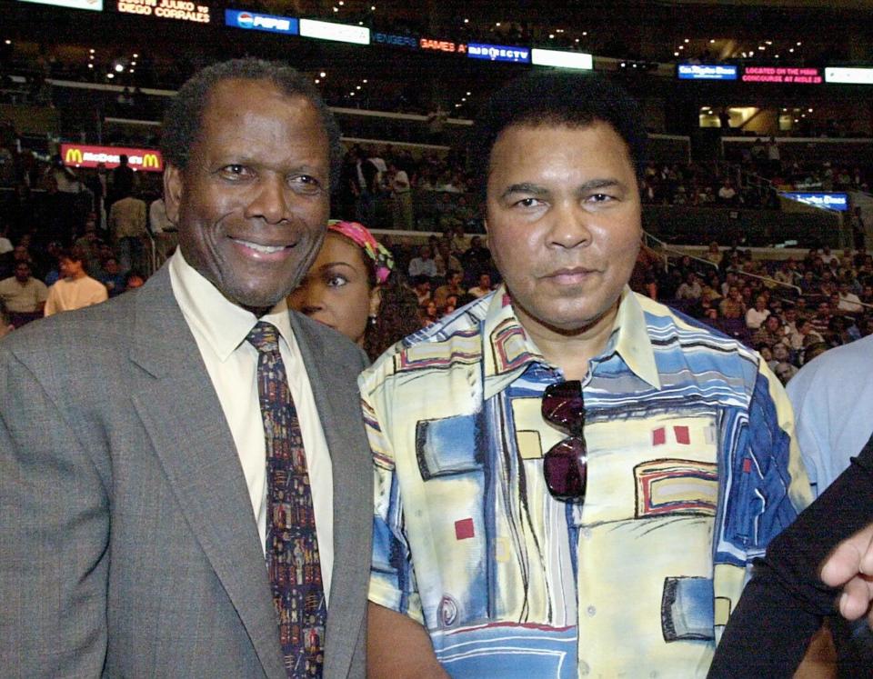 LOS ANGELES, ESTADOS UNIDOS: El ex campeón de peso pesado de boxeo estadounidense Muhammad Ali (R) se encuentra con el actor Sidney Poitier (L) cuando llegan para ver el campeonato de peso welter del WBC entre Shane 