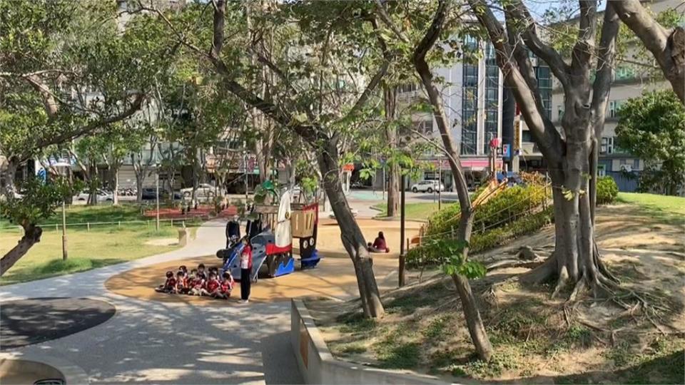 恐怖！　新竹中央公園沙坑挖出碎玻璃　 遭設陷阱？　孩童玩沙恐中招！