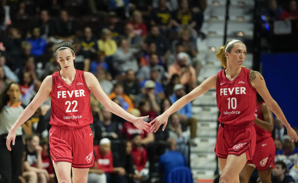 UNCASVILLE, CONNECTICUT - 25 SEPTEMBER: Caitlin Clark #22 dari Indiana Fever dan rekan setimnya Lexie Hull #10 menunjukkan keakraban saat mereka melawan Connecticut Sun selama kuarter pertama Pertandingan Kedua babak pertama Playoff WNBA 2024 di Mohegan Sun Arena pada 25 September 2024 di Uncasville, Connecticut. (Foto oleh Joe Buglewicz/Getty Images)