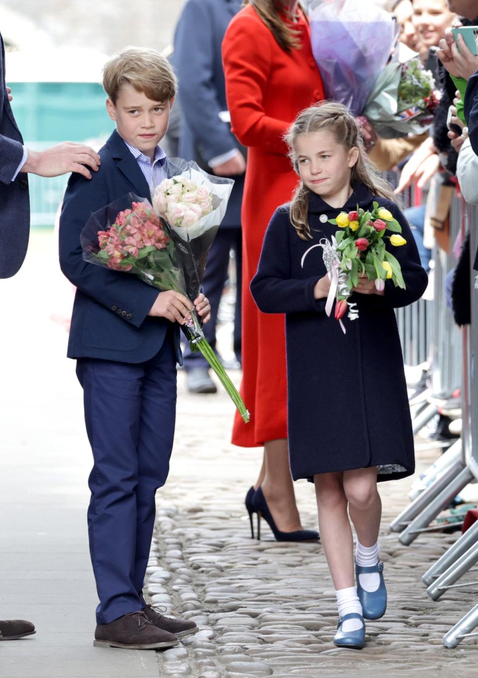 George and Charlotte of Cambridge hold gifts of flowers (Getty Images)