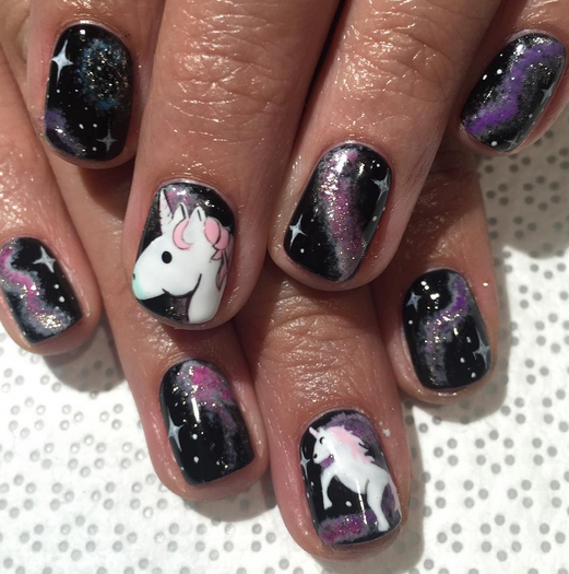 Nageldesignerin Savannah aus New York zauberte dieses galaktische Meisterwerk auf die Fingernägel ihrer Kundin. Das Einhorn lässt sie auf der Milchstraße tanzen. Fantasie kennt eben keine Grezen. Foto: Iinstagram.com/sweetandsavvynails