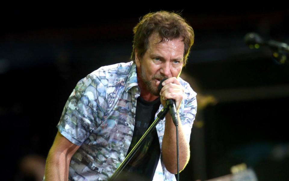 Eddie Vedder, Frontmann der Grungeband Pearl Jam, ist weiter sowohl mit seiner Band als auch solo unterwegs. Im März 2020 veröffentlichte er mit Pearl Jam das Album "Gigaton", demnächst kommt ein Nachfolger auf den Markt: "Dark Matter" soll am 19. April veröffentlicht werden. (Bild: Jason Oxenham/Getty Images)