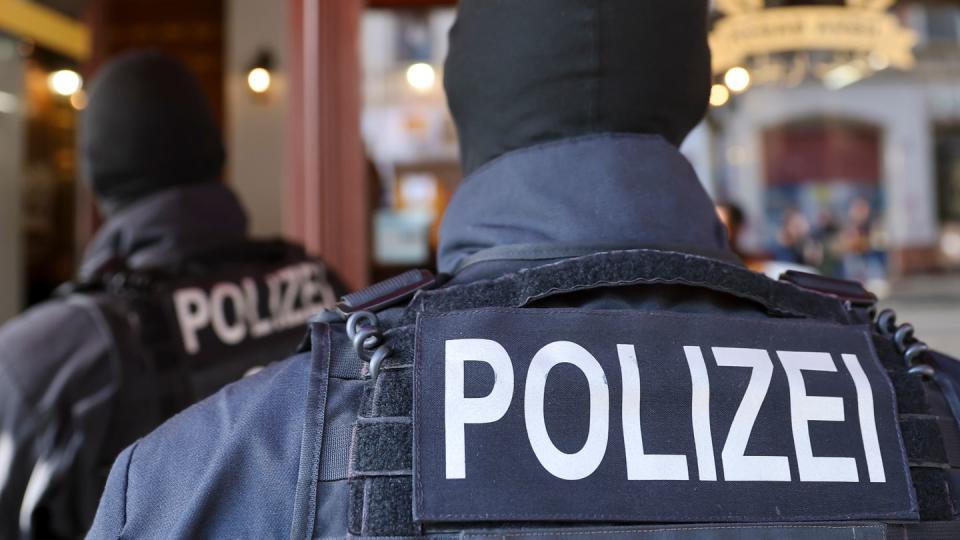 Bei der Razzia nahm die Polizei drei Verdächtige fest. (Bild: dpa)