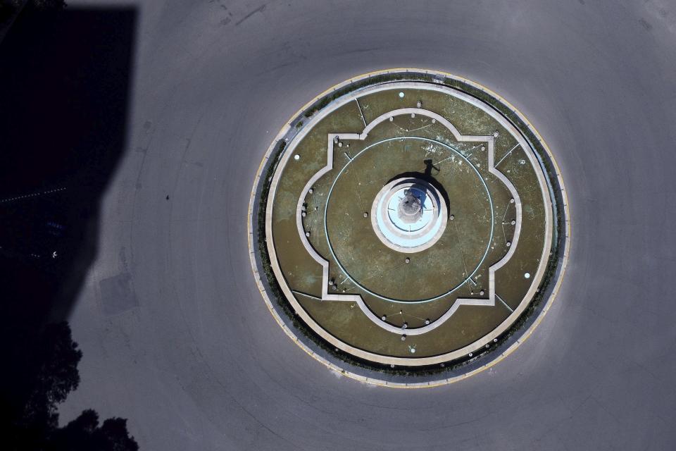 La fuente y la rotonda de la Diana Cazadora lucen sin tráfico el domingo 17 de mayo de 2020 en el icónico Paseo de la Reforma de la Ciudad de México, ya que la mayor parte de la población está confinada debido al coronavirus. (AP Foto/Christian Palma)