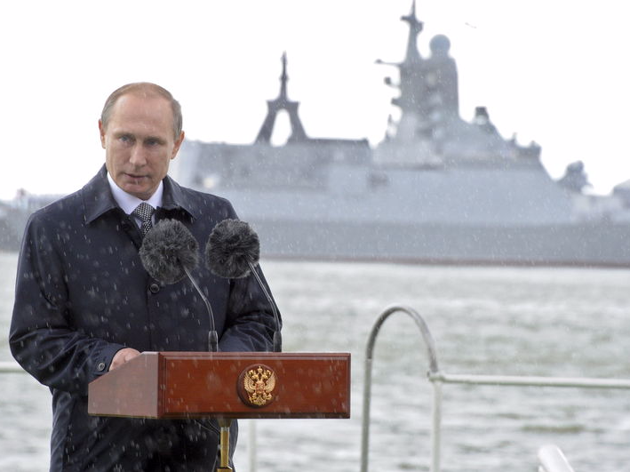 Russian President Vladimir Putin delivers a speech during celebrations for Navy Day as it rains in Baltiysk, Kaliningrad region, Russia, July 26, 2015. REUTERS/RIA Novosti/Mikhail Klimentyev/Kremlin 