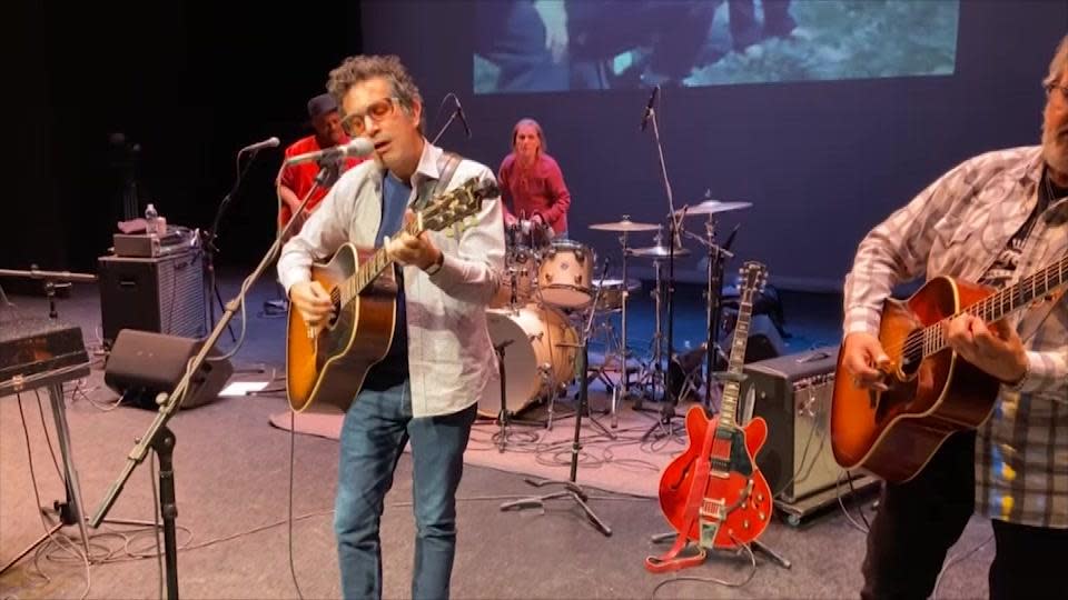 Singer-songwriter A.J. Croce lost his father, Jim Croce, at the age of two, when the singer died in a 1973 plane crash. Today, A.J. is singing his father's music.  / Credit: CBS News