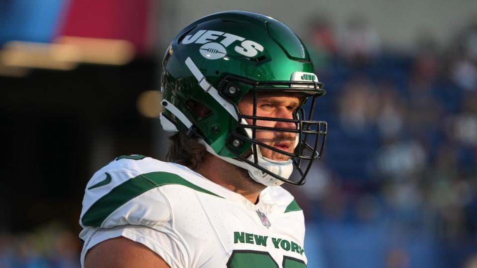 El centro de los New York Jets, Joe Tippmann (66), reacciona contra los Cleveland Browns durante la primera mitad en el Tom Benson Hall of Fame Stadium.