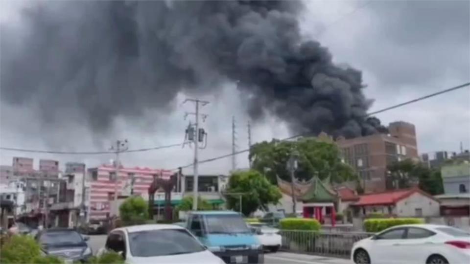 楊梅鐵皮工廠大火現蕈狀雲濃煙　1人受困火場