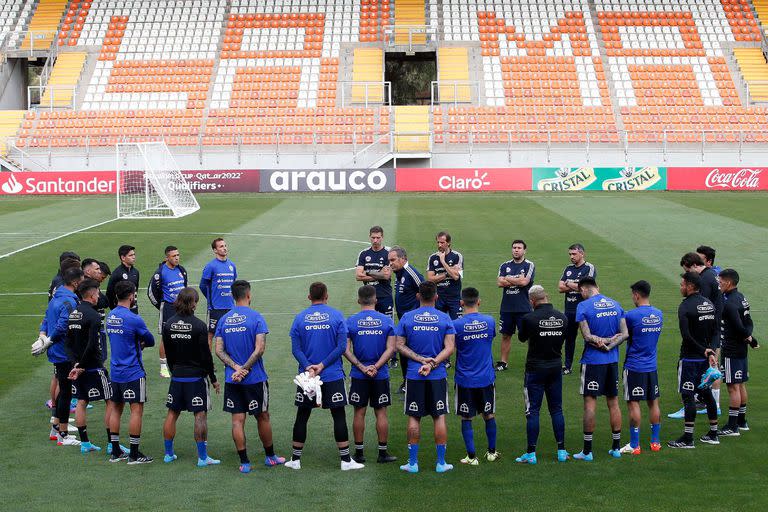 Una imagen del primer entrenamiento de Chile en el estadio &quot;Zorros del Desierto&quot; de Calama, donde recibir&#xe1; a la Argentina este jueves