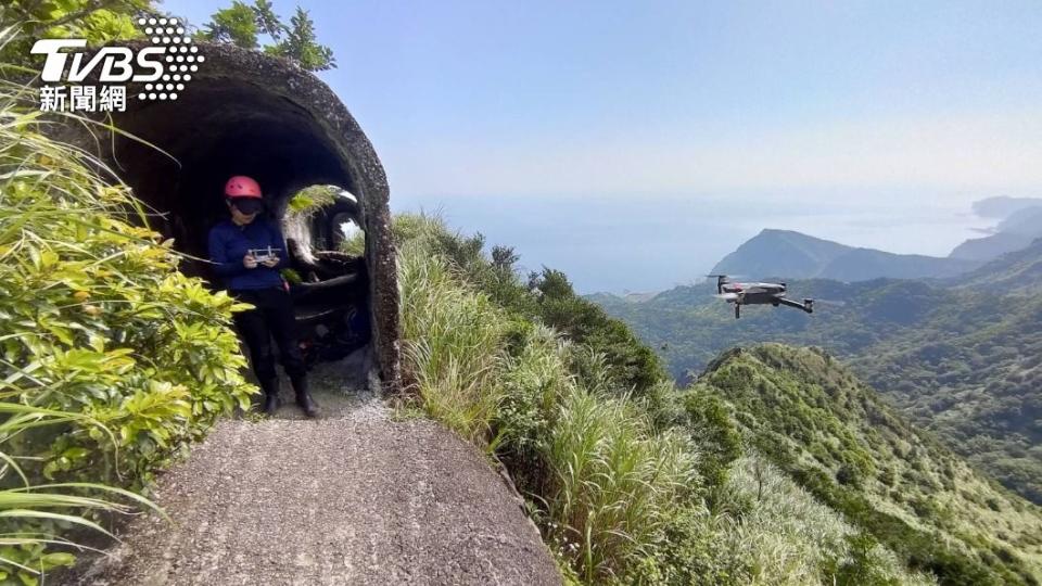 消防人員出動空拍機搜索，但尋獲男子時他已明顯死亡。（圖／TVBS）