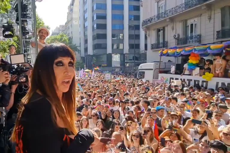 Moria Casán presente en la Marcha del Orgullo.