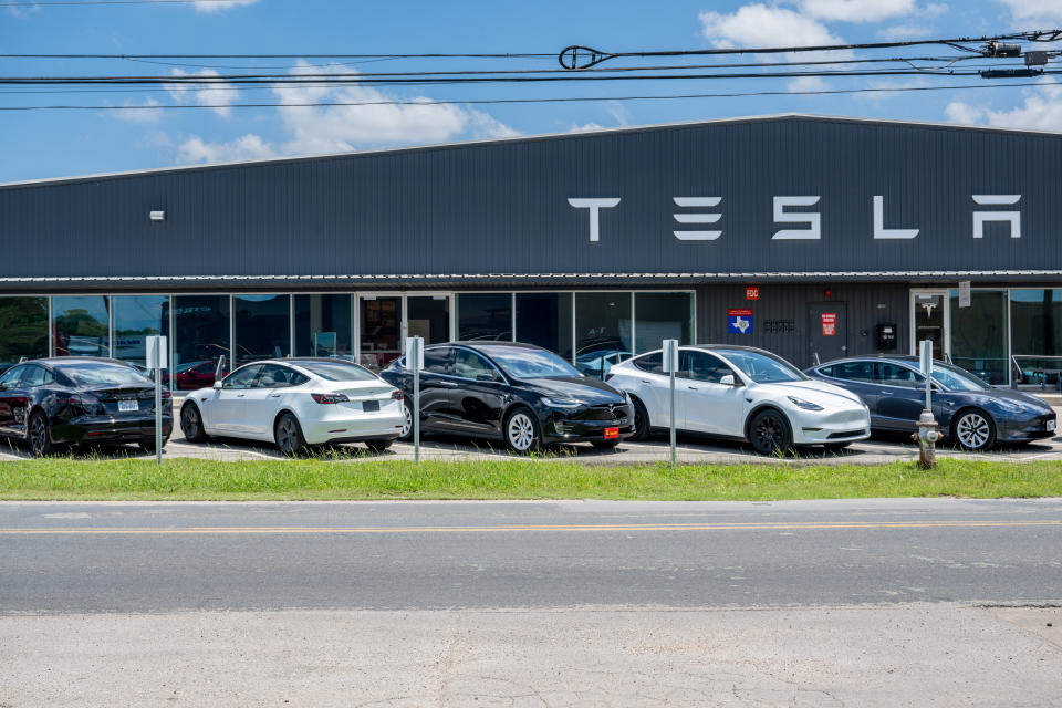 Vehículos Tesla se ven en un concesionario en Austin, Texas. (Foto de Brandon Bell/Getty Images) 