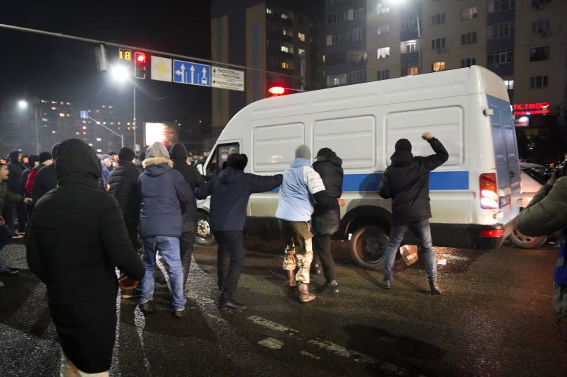 2022年1月4日，哈薩克阿拉木圖，示威民眾試圖攔下一台警車（美聯社）