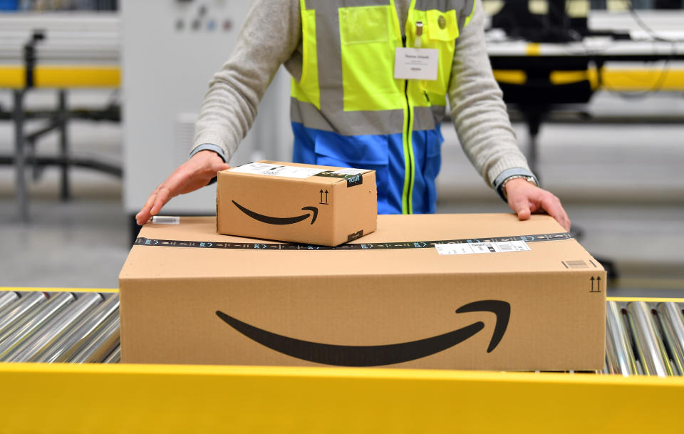 Una empleada manipula un paquete de Amazon (Martin Schutt/picture alliance via Getty Images)
