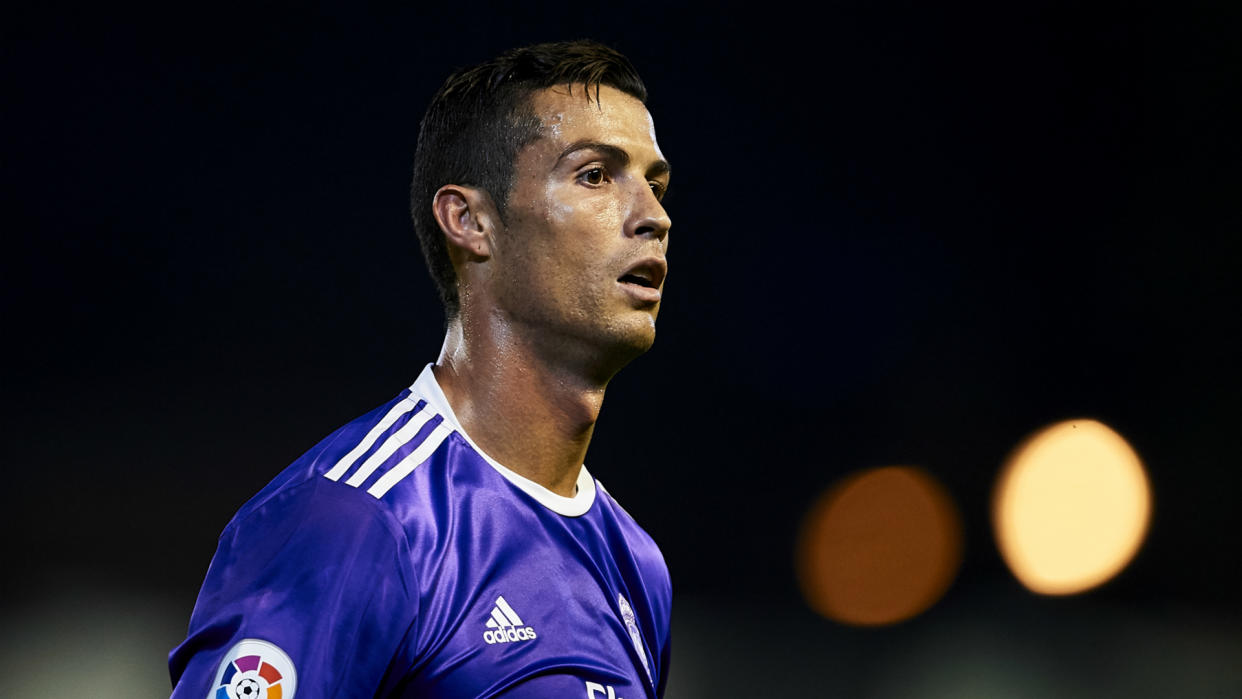 El delantero del Real Madrid, Cristiano Ronaldo vuelve ser objeto de una nueva polémica. Foto:Goal.com.