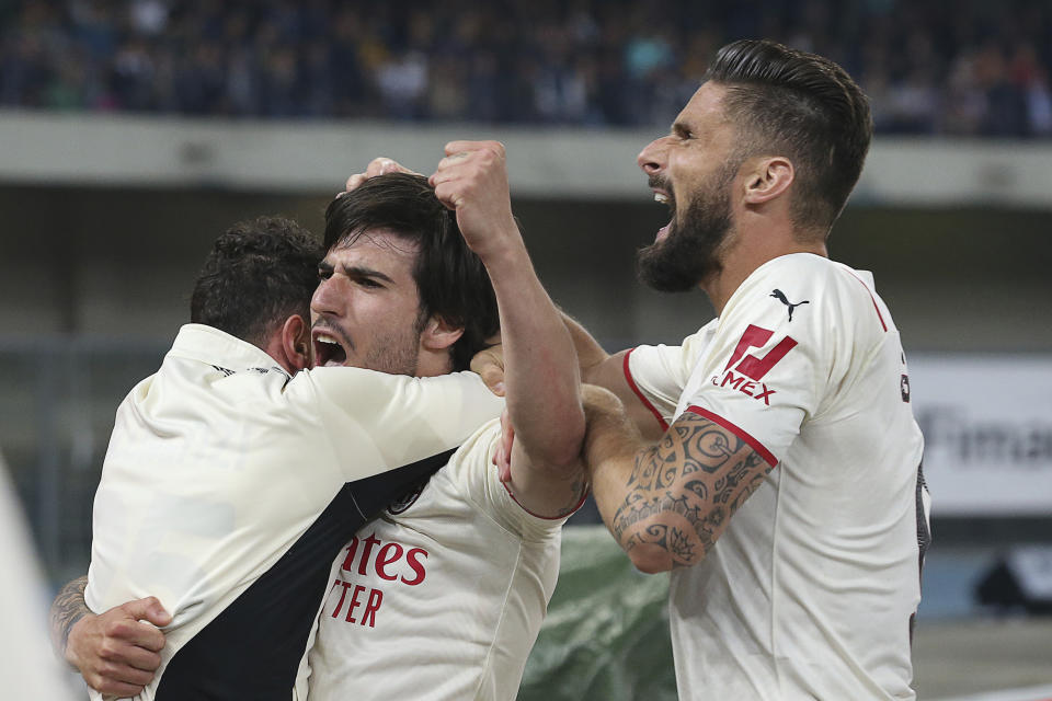 Sandro Tonali (centro) del Milan celebra tras anotar un gol ante Hellas Verona en la Serie A italiana, el domingo 8 de mayo de 2022. (Paola Garbuio/LaPresse vía AP)