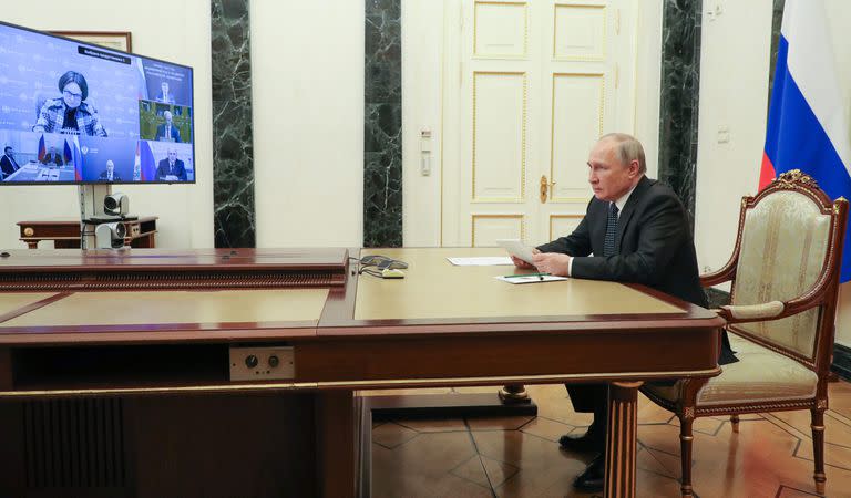 El presidente ruso Vladimir Putin preside una reunión sobre temas económicos a través de una videoconferencia en Moscú el 25 de abril de 2022. 