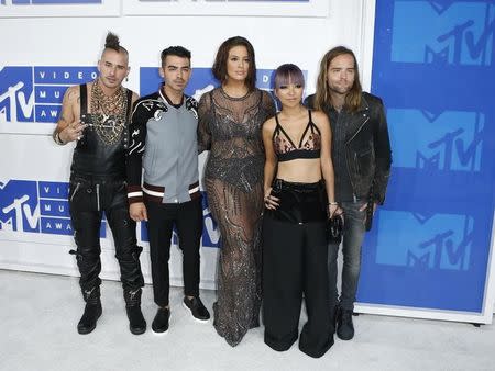 Model Ashley Graham (C) poses with pop band DNCE as they arrive at the 2016 MTV Video Music Awards in New York, U.S., August 28, 2016. REUTERS/Eduardo Munoz