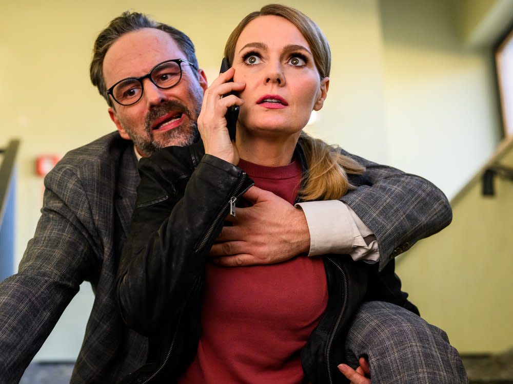 Komikerin Martina Hill (re.) schultert in "HILLarious" sogar ihren Kollegen und Gast-Star Kurt Krömer (li.), wenn es sein muss. (Bild: Willi Weber Fotografie)