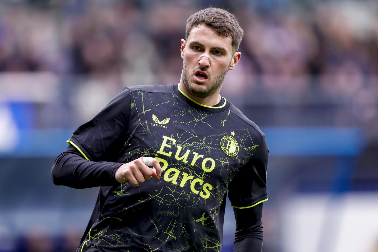 Santiago Giménez en un partido con el Feyenoord el pasado 17 de marzo. (Nesimages/Michael Bulder/DeFodi Images via Getty Images)