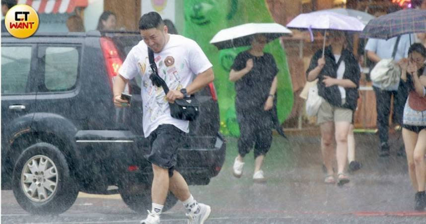 中央氣象署於29日下午2時15分針對10縣市發布大雨特報。（示意圖／黃耀徵攝）