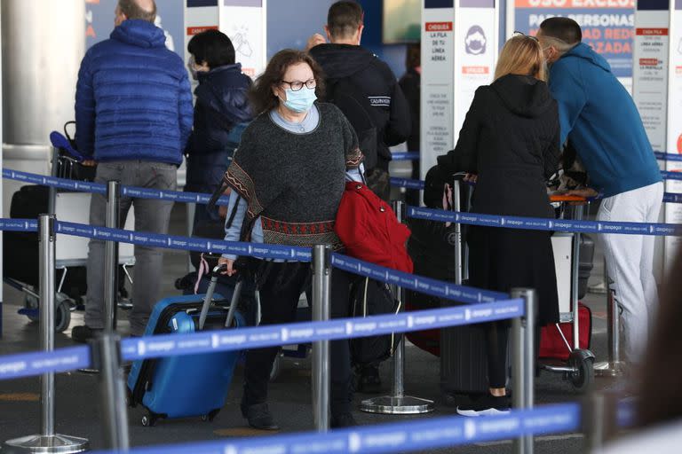 Llegada de pasajeros argentinos del exterior en el primer día de nueva flexibilización en las restricciones de vuelos