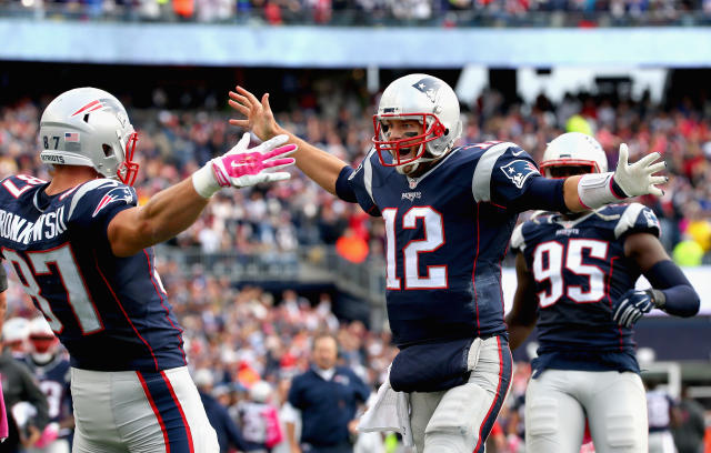 Rob Gronkowski, Tom Brady reunite with Tampa Bay Buccaneers