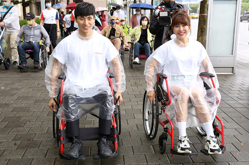 【車勢星聞】壯壯、林家佑響應輪椅體驗，呼籲重視身障者路權。（圖：脊髓損傷社福基金會提供）