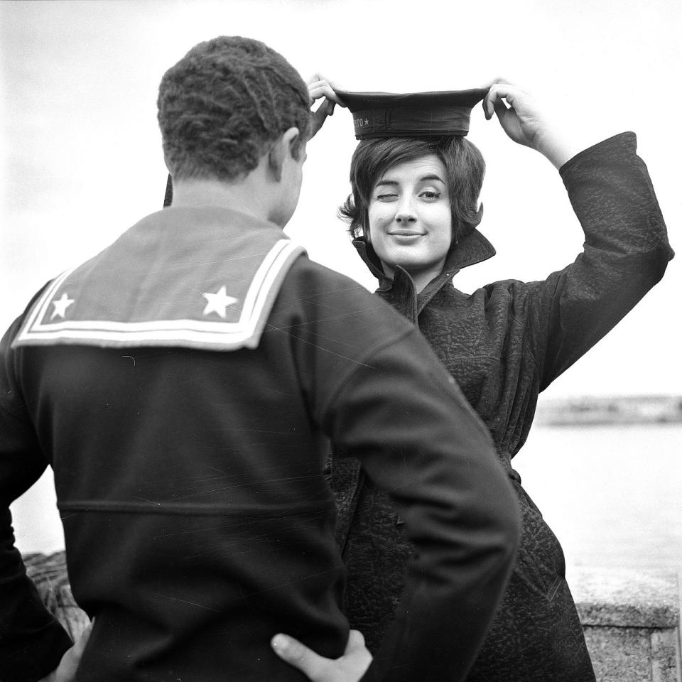 Mina portant une casquette de marin dans le port de Sanremo lors du 10ème Festival, 1960.