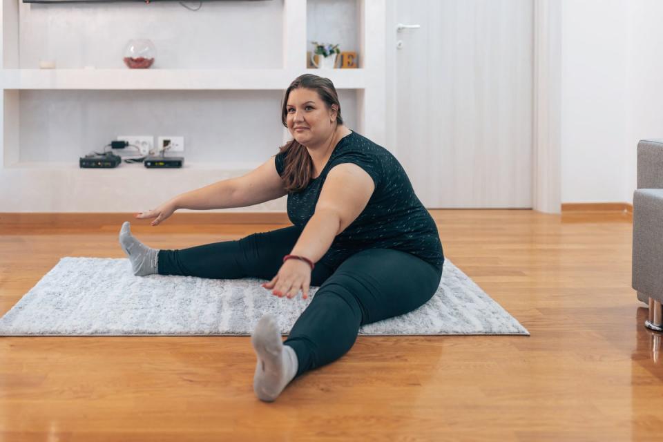 plus size woman work out at home