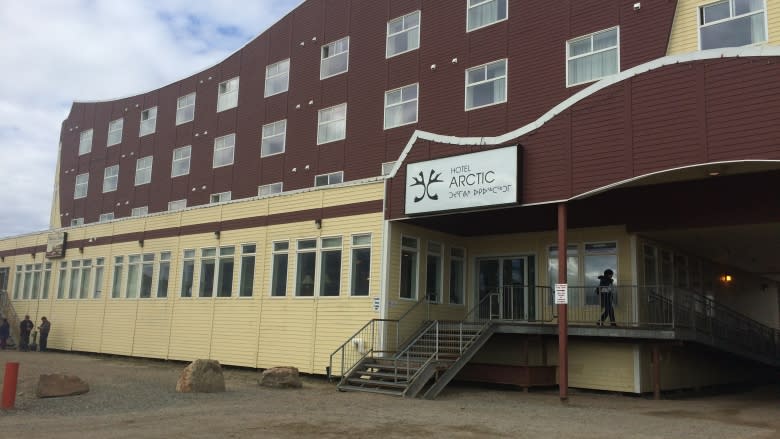 Iqaluit restaurant owners trying to stop hotel from kicking them off property