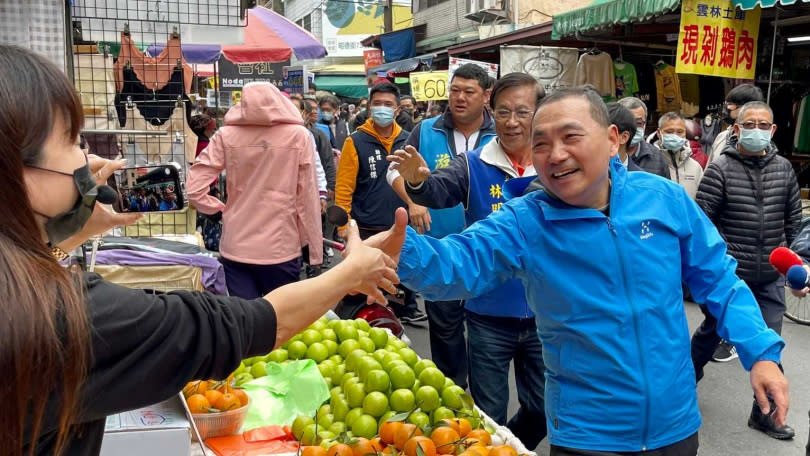 新北市長侯友宜在南投縣第2選區立委補選過程，曾南下幫忙輔選國民黨候選人林明溱，侯親民形象深受民眾喜愛。（圖／報系資料照）