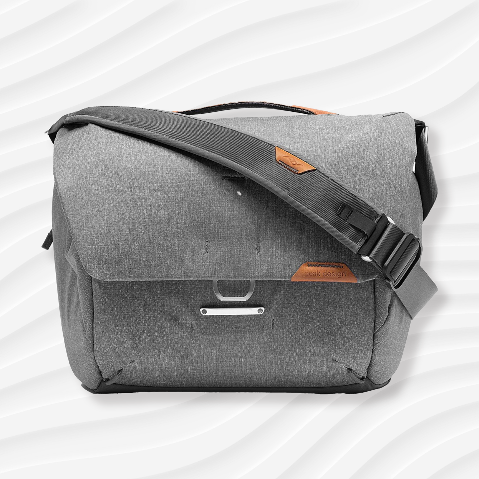 the peak design everyday messenger pag in light grey