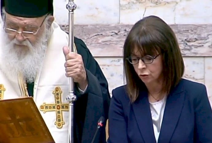 希臘高等法院女法官薩克拉洛普魯(Katerina Sakellaropoulou)13日在東正教會大主教伊羅尼莫斯(Archbishop Ieronymos)見證下宣誓就職總統。(圖取自推特)