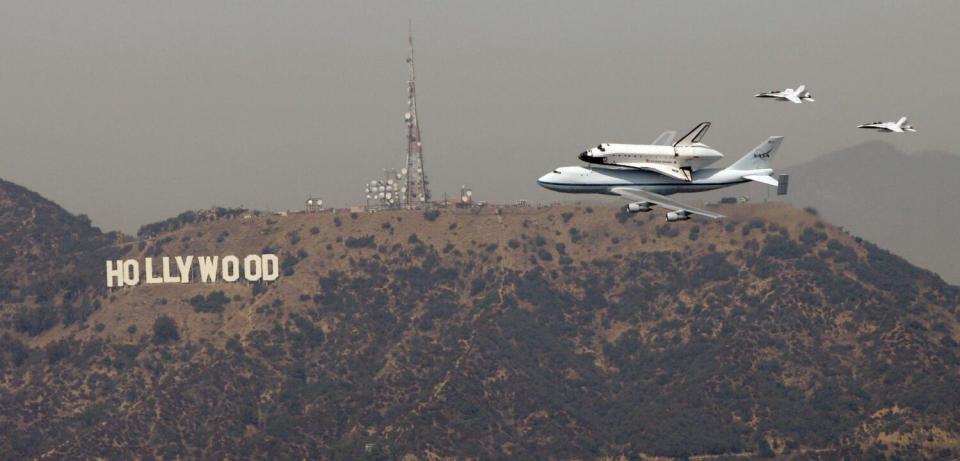El transbordador espacial Endeavour pasa el letrero de Hollywood antes de aterrizar en LAX el 21 de septiembre de 2012.