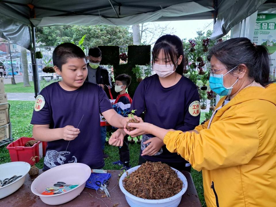 平溪國小參加永續環境教育中心辦理「我的城市，我守護~新北綠生活！」，帶領民眾製作水苔球。   圖：新北市教育局提供