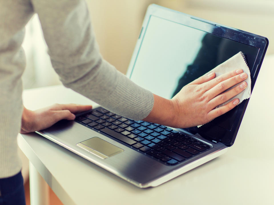 Nutzer sollten Laptops in regelmäßigen Abständen reinigen. (Bild: Syda Productions/Shutterstock.com)