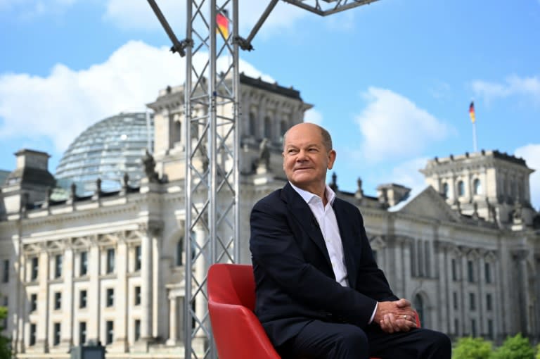 Die Ampel will nach den Worten von Kanzler Olaf Scholz (SPD) die "Treffsicherheit" des Bürgergelds erhöhen. Es gehe darum, "dass niemand sich drücken kann, dass man mitarbeitet, um die eigene Arbeitslosigkeit zu überwinden", sagte er in der ARD. (RALF HIRSCHBERGER)